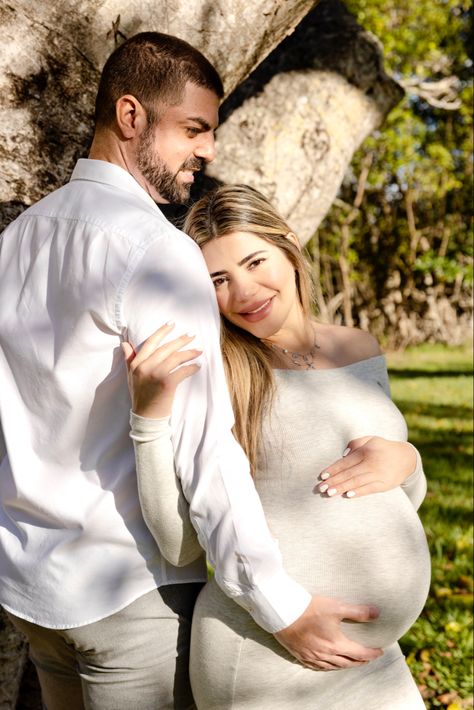 Maternity Couple Photoshoot, Maternity Photography Fall, Couple Maternity Poses, Cute Pregnancy Photos, Maternity Couple, Baby Bump Photoshoot, Maternity Studio Photoshoot, Maternity Photography Poses Outdoors, Baby Announcement Photoshoot