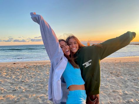 Sunset Pics With Friends, Pics With Friends, Cute Friend Poses, Sunset Pic, Summer Picture Poses, Winter Beach, Photo Recreation, Friend Pictures Poses, Sunset Pics