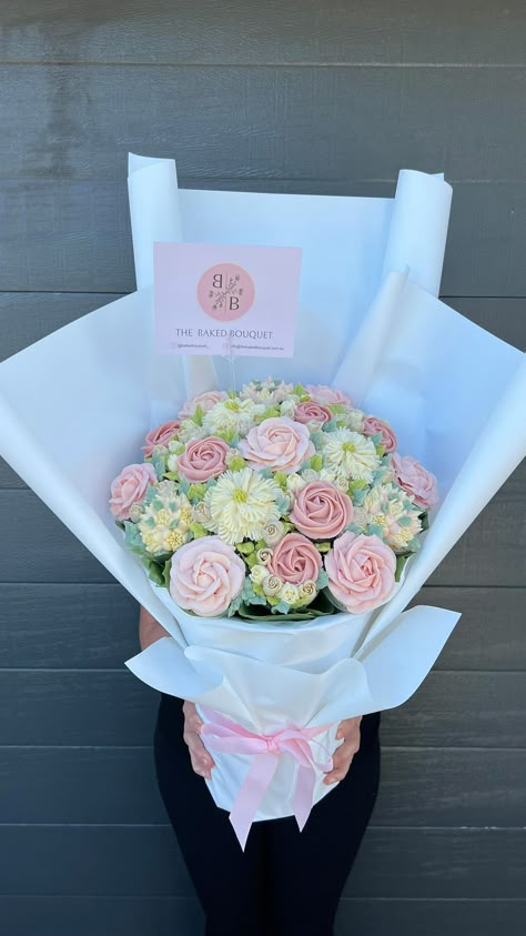 12 Cupcake Bouquet, Cupcake Floral Bouquet, Macaroon Bouquet, Flower Bouquet Cake Design, Floral Cupcake Bouquet, Bouquet Cake Ideas, Cupcakes Bouquet Ideas, Flower Cupcakes Bouquet, Cupcake Bouquet Diy