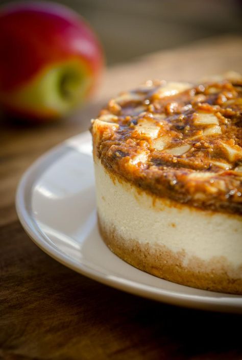 Apple Caramel Cheesecake, Wfpb Vegan, Caramel Cheesecake Recipes, Raw Vegan Cheesecake, Raw Vegan Cake, Cheesecake Pops, Patisserie Vegan, Vegan Birthday, Raw Cheesecake