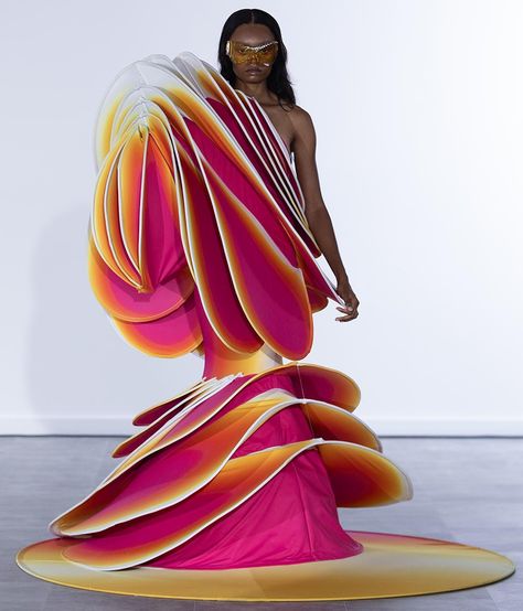 linda‎‎ (@itgirlenergy) on X Delita Martin, Art Sources, Fashion Design Inspiration Board, Fashion Innovation, Structured Fashion, Dramatic Dresses, Structural Fashion, Experimental Design, Conceptual Fashion