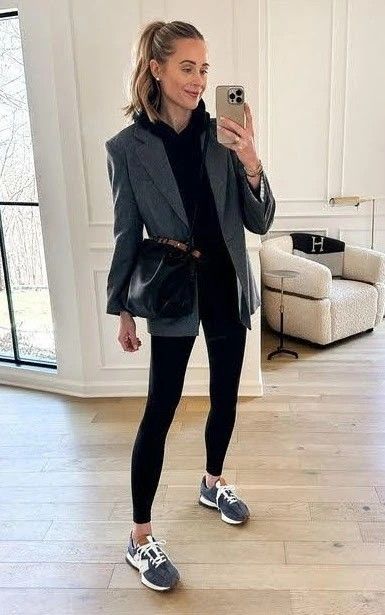 Classy Outfits With Sneakers, Nb Sneakers, Outfits With Sneakers, Black Sneakers Outfit, Comfortable Winter Outfits, Cozy Winter Fashion, Look Legging, Sneaker Outfits Women, New Balance Outfit