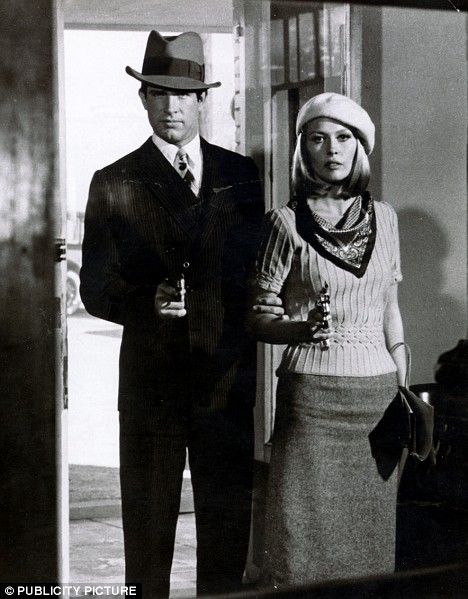 Bonnie And Clyde Movie, Bonnie And Clyde Halloween, Bonnie And Clyde 1967, Bonnie And Clyde Photos, Musical Grease, Bonnie And Clyde Halloween Costume, Bonnie Parker, Gangster Movies, Bonnie And Clyde