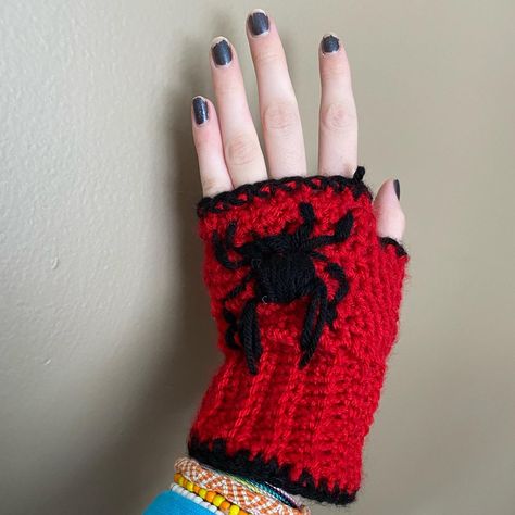 Crochet Marvel, Marvel Crochet, Spiderman Crochet, Crochet Case, Beginner Crochet Tutorial, Yarn Thread, Crochet Fashion Patterns, Crochet Gloves, Fun Crochet Projects