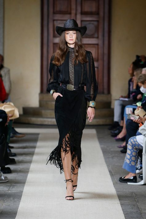 Luisa Spagnoli RTW Spring 2022 [PHOTOS] Outfit Vaquero, Western Glam, Classy Cowgirl, Cowboy Chic, Look Boho Chic, Looks Country, Cowboy Outfits, Cowgirl Chic, Western Chic