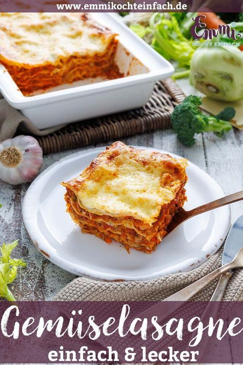 Die Gemüselasagne schmeckt so aromatisch wie eine klassische Lasagne und kommt ganz ohne Fleisch aus. Die vegetarische Lasagne ist voller Gemüse und hat ein cremiges Topping mit einer überbackenen Käsekruste. Das Gemüselasagne Rezept ist familienfreundlich, alltagstauglich und kann prima vorbereitet werden. Leckere vegetarische Rezepte | Gesundes Mittagessen Easy Veggie Lasagna, Veggie Lasagna Recipe, Spinach Quiche Recipes, Veggie Lasagna, Traditional Lasagna, Vegetable Lasagna, Vegetarian Lasagna, Whole 30 Diet, Vegetarian Options