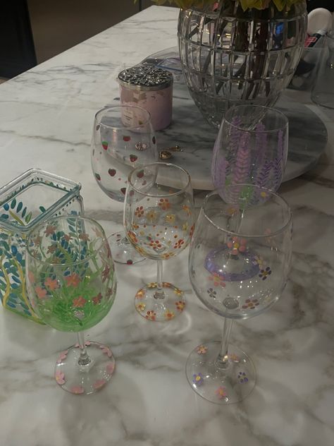 Wine Glass Diy, Decorating Wine Glasses, Wine Cup Painting Ideas, Painting Wine Glasses Diy, Paint Wine Glasses, Glass Cup Painting Ideas, Wine Glass Painting, Wine And Paint Night, Diy Wine Glasses Painted