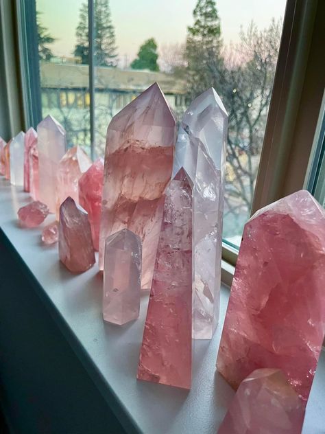 Crystal Room, Crystal Vibes, Displaying Crystals, Crystal Aesthetic, Mermaid Aesthetic, Pretty Rocks, Crystal Healing Stones, Crystal Magic, Minerals And Gemstones