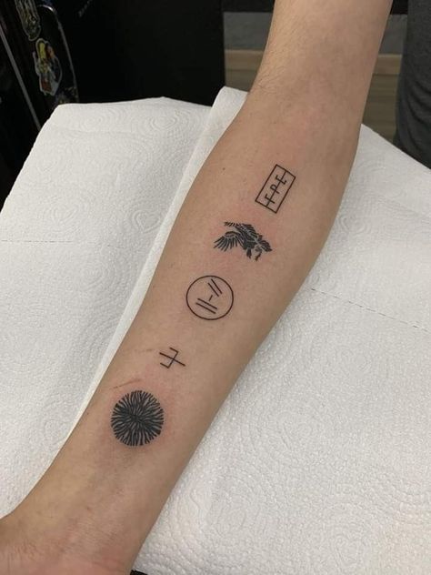 21 Pilots Tattoo, Tatuagem Twenty One Pilots, Twenty One Pilots Tattoo, Pilot Tattoo, Twenty One Pilots Art, Twenty One Pilots Aesthetic, Tattoos Infinity, Funky Tattoos, Tattoos Mandala