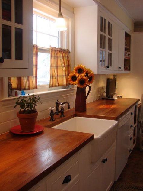 Decorating With Sunflowers, Sunflower Inspired Decor and Crafts Wooden Counter Tops, Farmhouse Kitchen Curtains, Colonial Kitchen, Country Kitchen Designs, Wooden Counter, Kitchen Farmhouse, Kitchen Redo, Country House Decor, Counter Tops