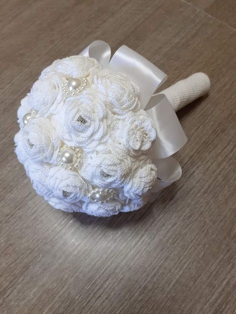 Crochet White Bouquet, Wedding Gift Crochet Ideas, Crochet Wedding Centerpiece, Crochet Bridal Bouquet, Crochet Wedding Bouquet, Wedding Crochet Patterns, Crochet Diy Tutorial, Crochet Garden, Crochet Shoes Pattern