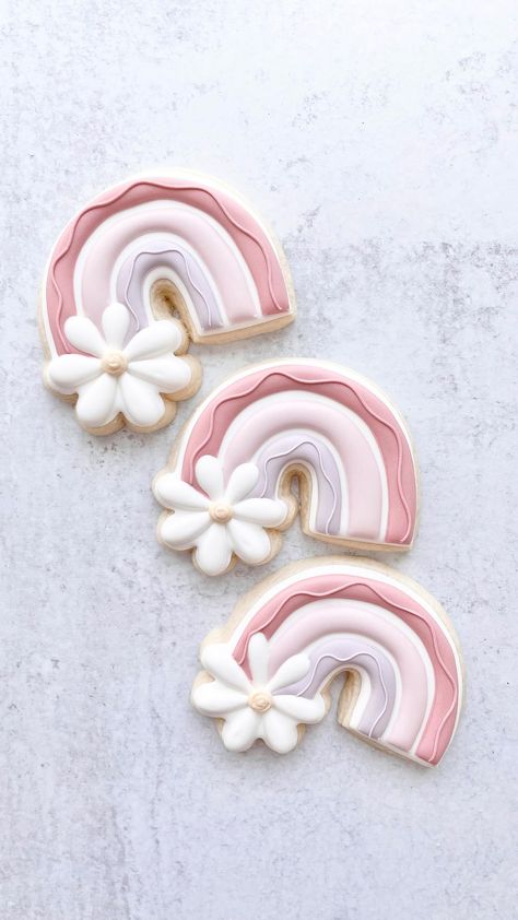 Pink Rainbow Cookies, Rainbow Biscuits, Happy Birthday Cake Girl, Rainbow Cookie, Cookies Decoradas, Royal Iced Cookies, Baby Birthday Decorations, Sugar Cookie Royal Icing