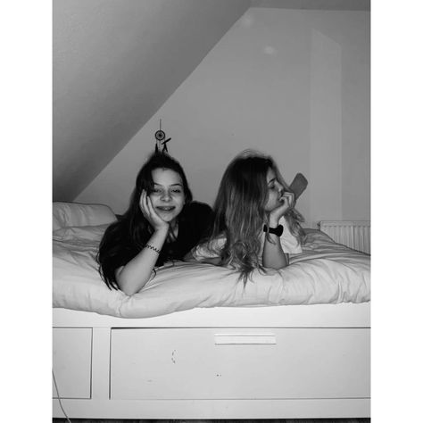 Photo Ideas With Bestie At Home, Cute Friend Poses, Poses Photoshoot, Sisters Photoshoot Poses, Bff Poses, Sisters Photoshoot, Best Friend Poses, Sister Photos, Best Friend Photoshoot