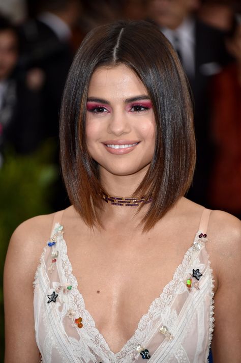 Middle Part Modern Bob Haircut, Straight Bob Haircut, Petite Blonde, Selena Gomez Hair, Straight Bob Hairstyles, Long Bobs, Ombre Bob, Haircut Men, Red Eyeshadow