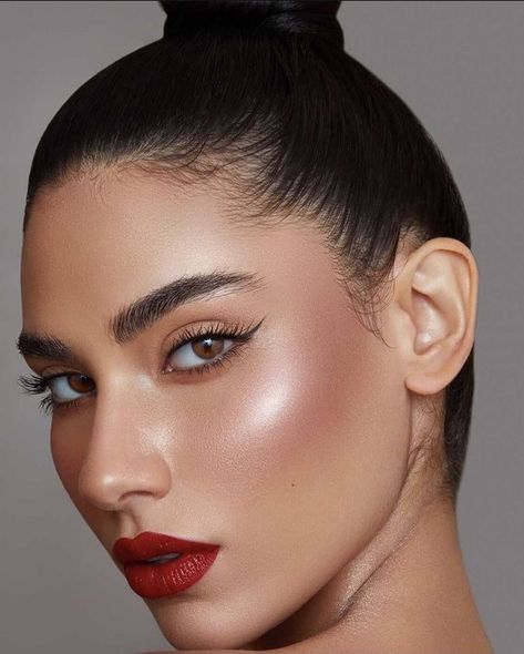 Red Lipstick Makeup Looks, Airbrush Makeup Kit, Vintage Makeup Looks, Makeup Ojos, Maquillage On Fleek, Red Lipstick Makeup, Airbrush Foundation, Tanned Makeup, Cheek Makeup