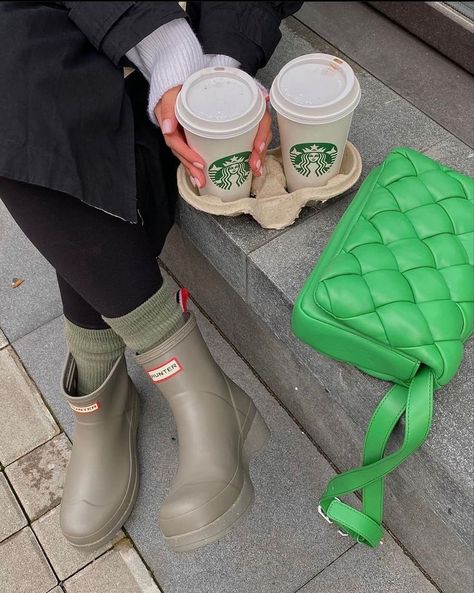 Huk Boot Outfits, Winter Rain Boots, Short Hunter Boots Outfit Fall, Aesthetic Rain Boots, Short Wellies Outfit, Ankle Hunter Boots Outfit, Hunter Boots Aesthetic, Hunter Rain Boots Outfit Fall, Hunter Play Boots Outfit