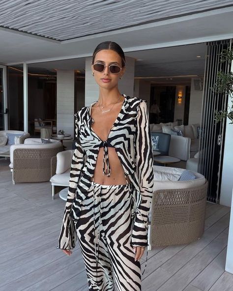 Wide Flowy Pants, Ibiza Outfits, A Day At The Beach, Flowy Pants, Day At The Beach, Beach Look, Zebra Print, Resort Wear, Summer Looks