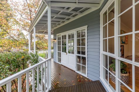 Weatherboard Exterior Color Schemes, Weatherboard House Exterior, White Weatherboard House, Weatherboard Exterior, Queenslander Homes, Renovated Victorian, Hamptons Homes, Weatherboard House, House Colour