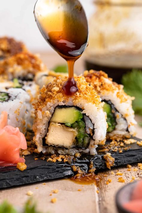 Sushi Teriyaki Sauce, Tofu Sushi Rolls, Tofu Sushi Recipes, Veggie Sushi Recipes, Crunch Roll Sushi Recipe, Vegan Sushi Recipe, Vegan Japanese Recipes, Sushi Tofu, Teriyaki Sushi