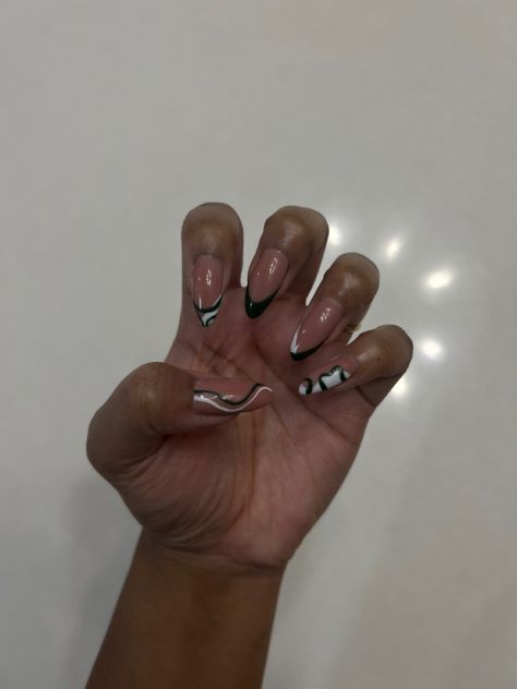 Nail Designs Accent Nail, White And Emerald Green Nails, Emerald Green Acrylics, Emerald Green Nail Designs, Nail Art Nude, Forest Green Nails, Nail Design 2023, Art With Green, Nude Nail Design