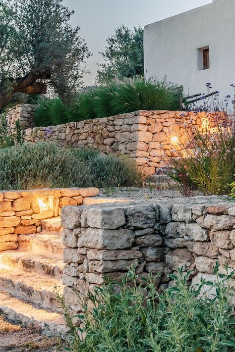 garden terraces with outdoor lighting Italian Garden Design, Landscape Design Architecture, Stone Walls Garden, Mediterranean Garden Design, Garden Desig, Side Yard Landscaping, Stone Landscaping, Garden Stairs, Landscaping Inspiration