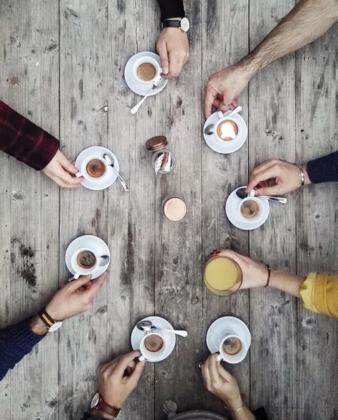 #Café ♡ "Eu Quero é Botar, meu "Café" na Rua, Brincar, botar pra "Beber" ". Parafraseando, Sergio Sampaio, em, "Eu Quero e Botar Meu Bloco na Rua " ♡ Coffee Gathering, Kaffe Station, Coffee Office, Coffee With Friends, Office Meeting, Coffee Photography, Cup Of Joe, But First Coffee, Cups And Saucers