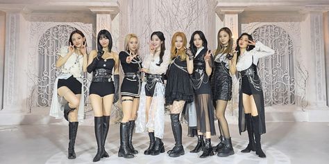 TWICE debut on The Kelly Clarkson Show with ethereal performance of Cry For Me Twice Outfits, Cry For Me Twice, Twice Debut, Twice Outfits, Kelly Clarkson Show, Twice Chaeyoung, Kelly Clarkson, Pop Artist, Gothic Outfits