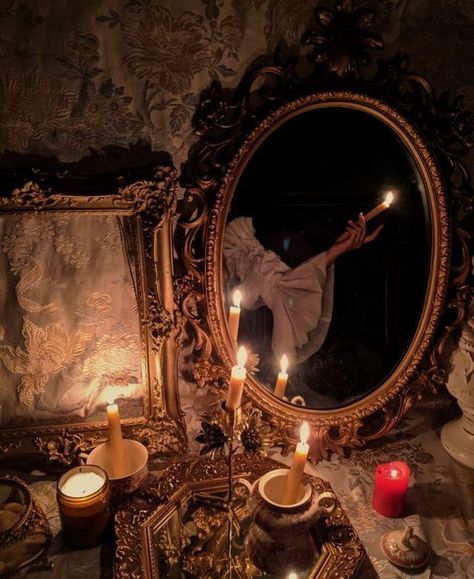 лия on Twitter: "dream bedroom decor… " Paradis Sombre, Witchy Academia, Era Victoria, Royalty Core, Dark Acadamia, Royal Core, Victorian Aesthetic, Royal Aesthetic, Slytherin Aesthetic