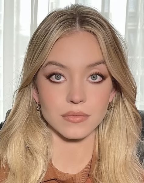 Sydney Sweeney Eye Makeup, Sidney Sweeney Makeup, Cassie Howard Makeup, Sydney Sweeney Makeup, Makeup For Big Eyes, Big Nose Makeup, Makeup For Round Eyes, Doe Eye Makeup, Celeb Makeup