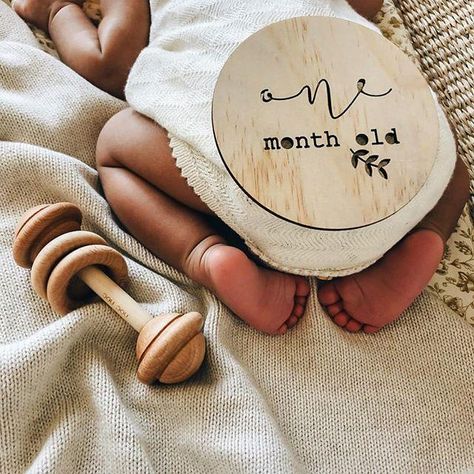 Baby Milestones Pictures, One Month Baby, Foto Newborn, Monthly Baby Pictures, Baby Milestone Photos, Monthly Baby Photos, Milestone Pictures, Newborn Baby Photoshoot, Baby Milestone Cards