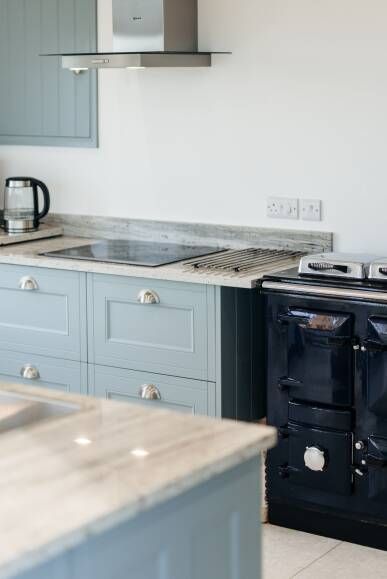 The Country Ermine range combined with a beautiful Cloud Blue finish creates a sense of calm and serenity. The combination of colours and textures with a marbled-inspired quartz worktop gives the room a contemporary feel. Wren Cloud Blue Kitchen, Wren Kitchen Shaker Winter Blue, Wren Blue Kitchen, Blue Kitchen Grey Worktop, Wren Winter Blue Kitchen, Wren Kitchen Shaker, Virginia Cottage, Light Blue Kitchen Cabinets, Light Blue Kitchen