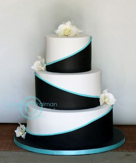 Pretty cake ;) Keep the white, but pink where the black is and lime green for the blue!! Teal Wedding Cake Ideas, Black And Ivory Wedding, Wedding Cakes Simple, Classy Wedding Cakes, Teal Wedding Cake, Cakes Simple, Ivory Wedding Cake, Black And White Wedding Cake, Light Pink Wedding