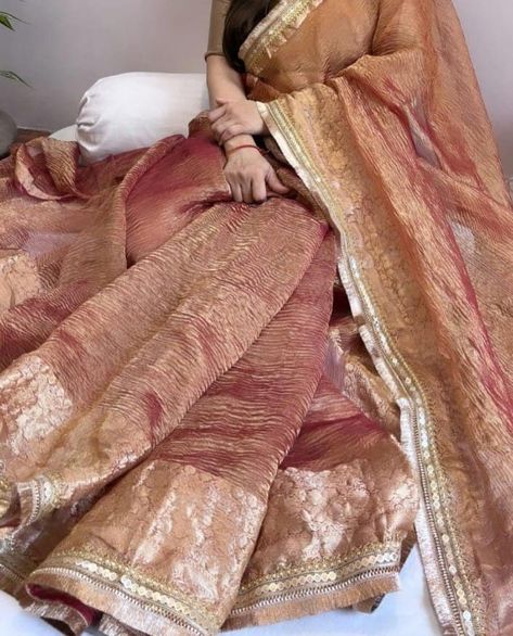 Crushed Saree Styling, Crushed Tissue Suits, Crushed Tissue Saree, Plain Silk Saree, Tissue Silk Saree, Border Lace, Tissue Saree, Prom Ideas, Plain Blouse