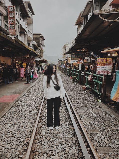 taiwan. taipei. candid photo. outfit inspo. Jiufen Taiwan Outfit, Taipei Outfit, Taiwan Outfit, Taiwan Ootd, Jiufen Taiwan, Travel Taiwan, Travel Pose, Candid Photo, Taiwan Travel