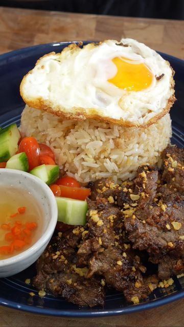 Leah Cohen 🇺🇸🇵🇭 on Instagram: "Never met a silog I didn’t like and Tapsilog is definitely up there for me. If you are unfamiliar with Silog it is essentially garlic fried rice, a fried egg and some sort of protein. Beef tapa is essentially a cured beef which is where the name tapa comes from which means either preserved, smoked or cured. Silogs are often eaten for breakfast (good way to utilize leftovers) but honestly it’s so damn good and filling you can eat it any time of day. What’s your favorite Silog? 🇵🇭

Beef Tapa marinade:
-1/2 lb thinly sliced beef (I used flank) 
-1.5 Tbs soy sauce 
-1.5 Tbs vinegar
-1/2 Tbs sugar
-2 Tbs minced garlic
-1Tbs neutral oil + 1.5Tbs for pan frying
-Black pepper to taste
-Pinch salt 
Marinate 12 hours" Cured Beef, Beef Tapa, Garlic Fried Rice, Pan Frying, Fried Egg, Frying Pan, Minced Garlic, Fried Rice, Soy Sauce