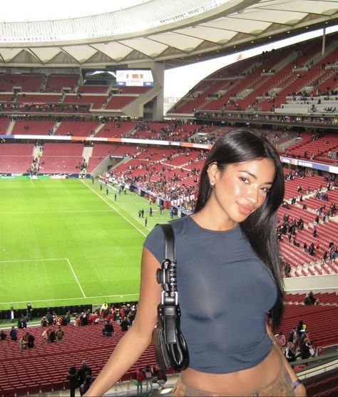 Soccer Game Outfits, Stadium Pics, Wealthy Lifestyle Luxury, Insta Goals, Famous Lifestyle, Football Wags, Bratz Inspired Outfits, Swag Girl Style, Brunette Girl