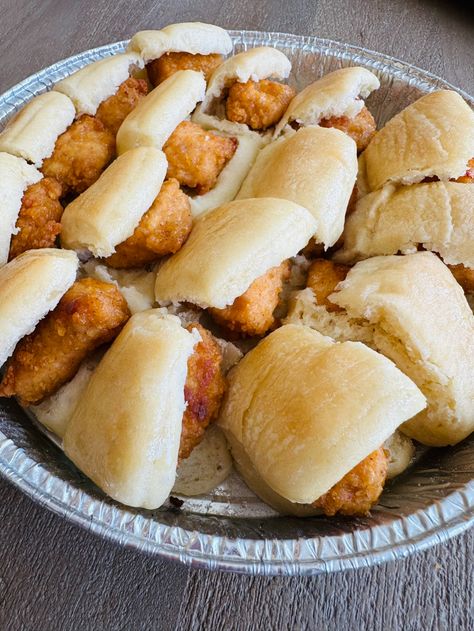 Mini Chicken Breakfast Sandwiches Snickerdoodle Recipes, English Muffin Bread Recipe, Copy Cat Recipe, Berry Scones, Super Easy Dinner, Chicken Breakfast, Chewy Peanut Butter Cookies, Nuggets Recipe, Creamy Garlic Chicken