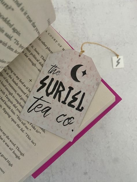 Are you ready to "spill the tea" with the Suriel? Keep your place in your latest read with this officially licensed Suriel Tea Company bookmark. Perfect for ACOTAR lovers and anyone who loves a quirky twist on a bookmark. From A Court of Thorns and Roses, by Sarah J. Maas, c 2015. Artwork by Amy Olszak of zoo&roo. Created with permission of Writers House LLC acting as agent for the author. Acotar Bookmarks Diy, Acotar Gift Ideas, Acotar Diy, Acotar Gifts, Acotar Bookmarks, Reading Retreat, Bookish Crafts, Funny Bookmarks, The Suriel