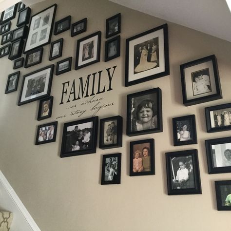 Foto Scale, Stair Wall Decor, Family Photos Wall Decor, Photowall Ideas, Family Gallery Wall, Staircase Wall Decor, Easy Room Decor, Photos Wall, Gallery Wall Layout