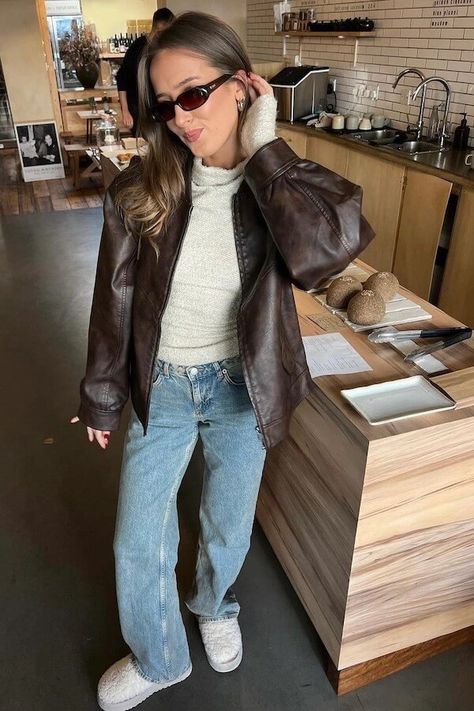 70+ Stylish UGGs Outfits To Elevate Your Style [2024]: Platform, Tasman, Classic Mini, and More! Marketing Student Outfit, City Fits, Brown Jacket Outfit, Paris Fits, Brown Leather Jacket Outfit, Rainy Day Outfits, Uni Fits, November Outfits, Drip Fits