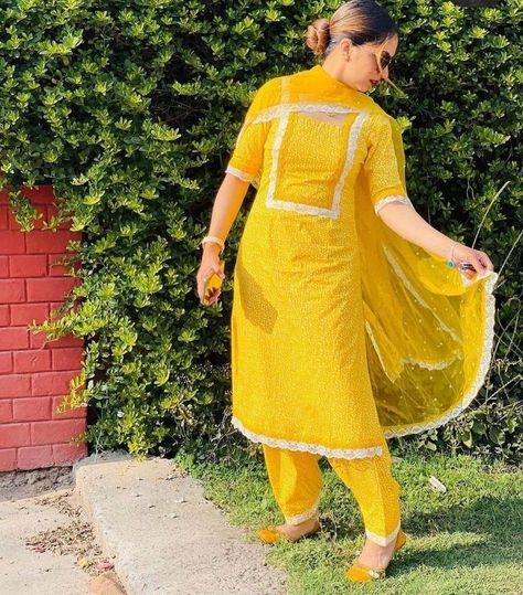 Plan Suit Designs With Lace Punjabi, Punjabi Suits Designer Boutique Cotton, Lace Suits Punjabi, Plain Punjabi Suits Simple, Summer Punjabi Suits Cotton, Cotton Punjabi Suits Designs, Lass Design Suit, Plain Suits Design With Lace, Cotton Lace Design On Suits