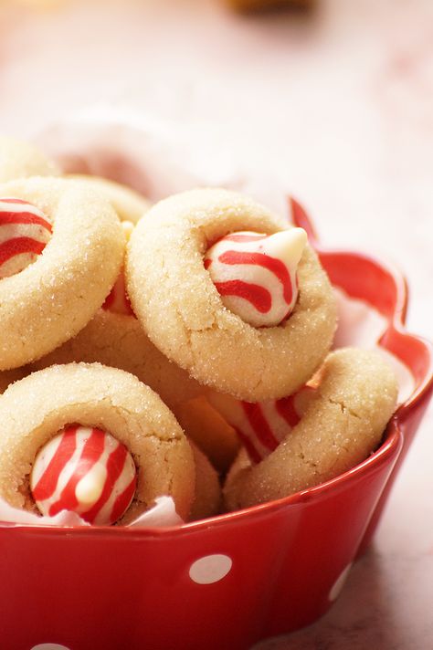 Peppermint Kiss Cookies (Candy Cane Blossoms) Candy Cane Blossom Cookies, Peppermint Kiss Cookies, Candy Cane Kiss Cookies, Holiday Dessert Drinks, New Years Desserts, Cookies Candy Cane, Bacon Cracker, Hershey Recipes, Kiss Cookie Recipe