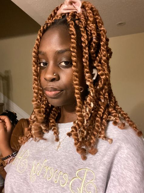 Ginger Passion Twists Hairstyle, Short Ginger Passion Twist, Short Brown Passion Twists, Medium Passion Twists Short, Short Passion Twists Hairstyle With Color, Ginger Twist Braids, Brown Passion Twists, Ginger Twists, Red Passion Twists