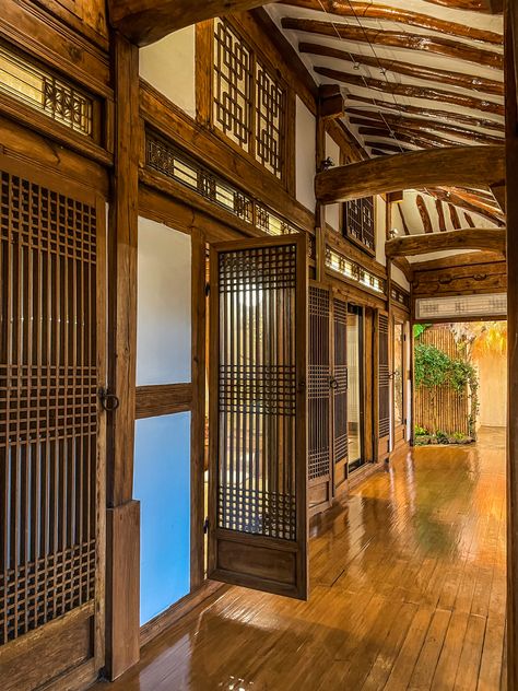 Hanok House Korean Traditional, Houses In South Korea, Korean House Aesthetic, Hanok Interior, Korean House Exterior, Hanok House, Dream Restaurant, Korean Traditional House, Cafe Designs