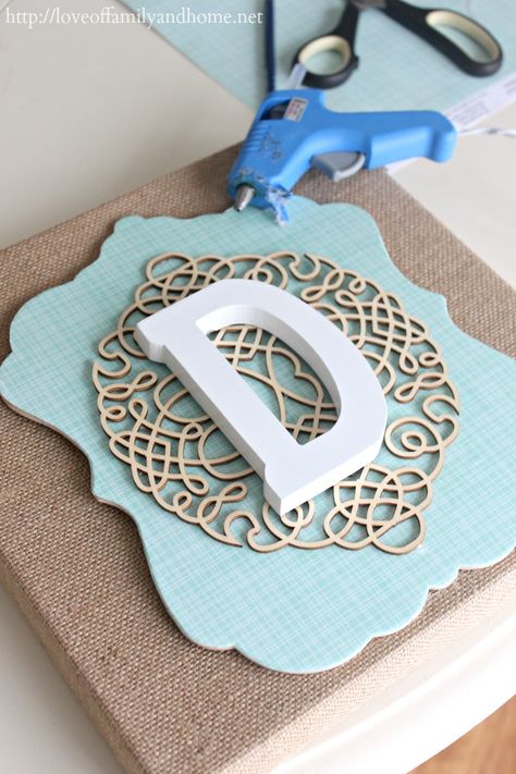 How To Make a Layered Burlap Monogram {DIY Wall Decor} I think I know a little baby girl to be whose room could use something like this!   Just pink! Burlap Monogram, Diy Wand, Diy Burlap, Burlap Crafts, Crafty Craft, Crafty Diy, Design Case, Diy Projects To Try, Cute Crafts