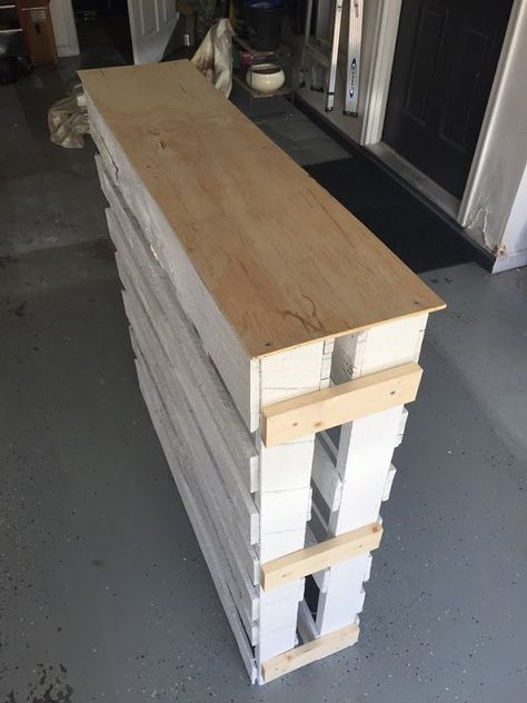 Bar Pallet, Bar En Plein Air, Diy Wood Pallet, Diy Outdoor Bar, Into The Wood, Pallet Decor, Outdoor Furniture Plans, Pallet Outdoor, Recycled Pallets