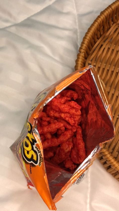 Flaming Hot Cheetos, Best Junk Food, Amazing Food Hacks, Hot Cheetos, Hot Chip, Food Captions, Usa Food, Food Spot, Snap Food