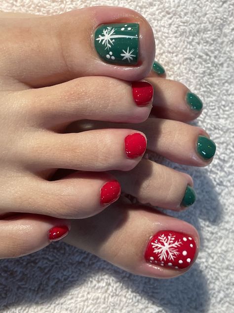 Red And White Christmas Toe Nails, Christmas Nails Toenails, Red And Green Toe Nails, Christmas Toe Nails 2023, Festive Toenails, Christmas Gel Toe Nails, Toe Nail Colors Christmas, Snowflake Pedicure Designs, Christmas Toenails 2023