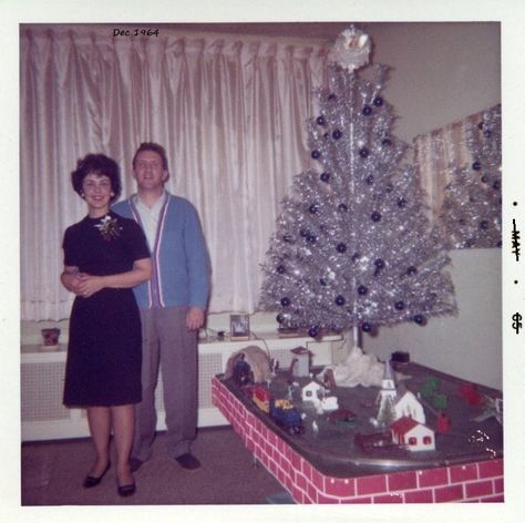 Vintage Christmas Family, Aluminum Christmas Trees, Vintage Christmas Pictures, Hollywood Christmas, Christmas Pictures Vintage, Vintage Christmas Trees, Christmas Presents For Girls, Family Christmas Photos, Christmas Photograph