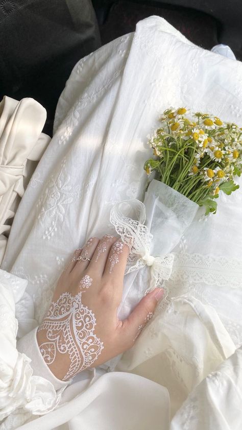 Bride Dress Hijab, Tunang Outfit, Muslim Wedding Photos, Inai Pengantin, Muslim Wedding Photography, Henna Inspired Tattoos, Muslimah Wedding Dress, Muslimah Wedding, Bride Dress Simple